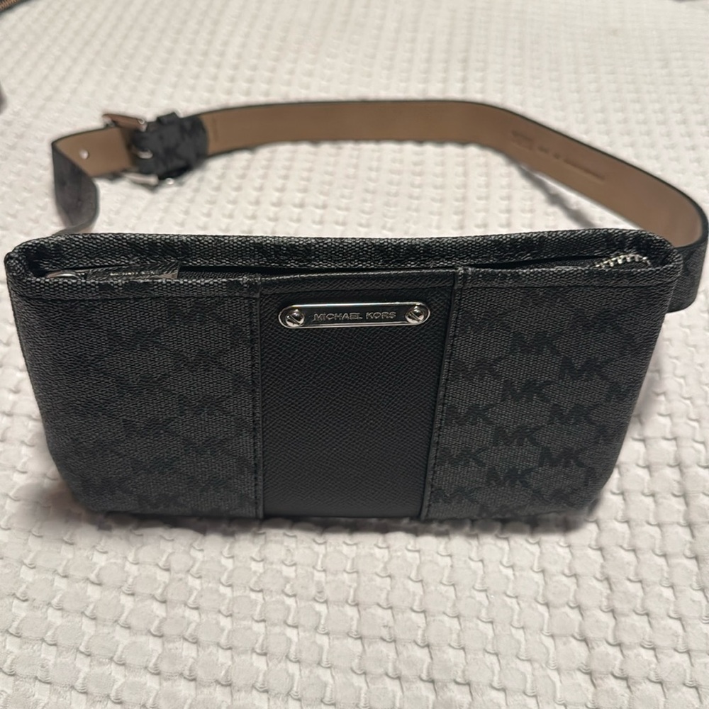 New Michael Kors bag logo fanny pack small bag  straps around back and buckles